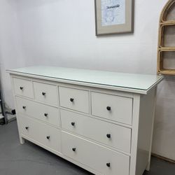 8 Drawer Dresser / Glass Top