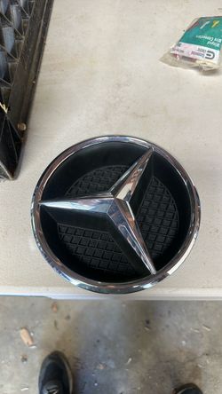 Mercedes front emblem with a brace