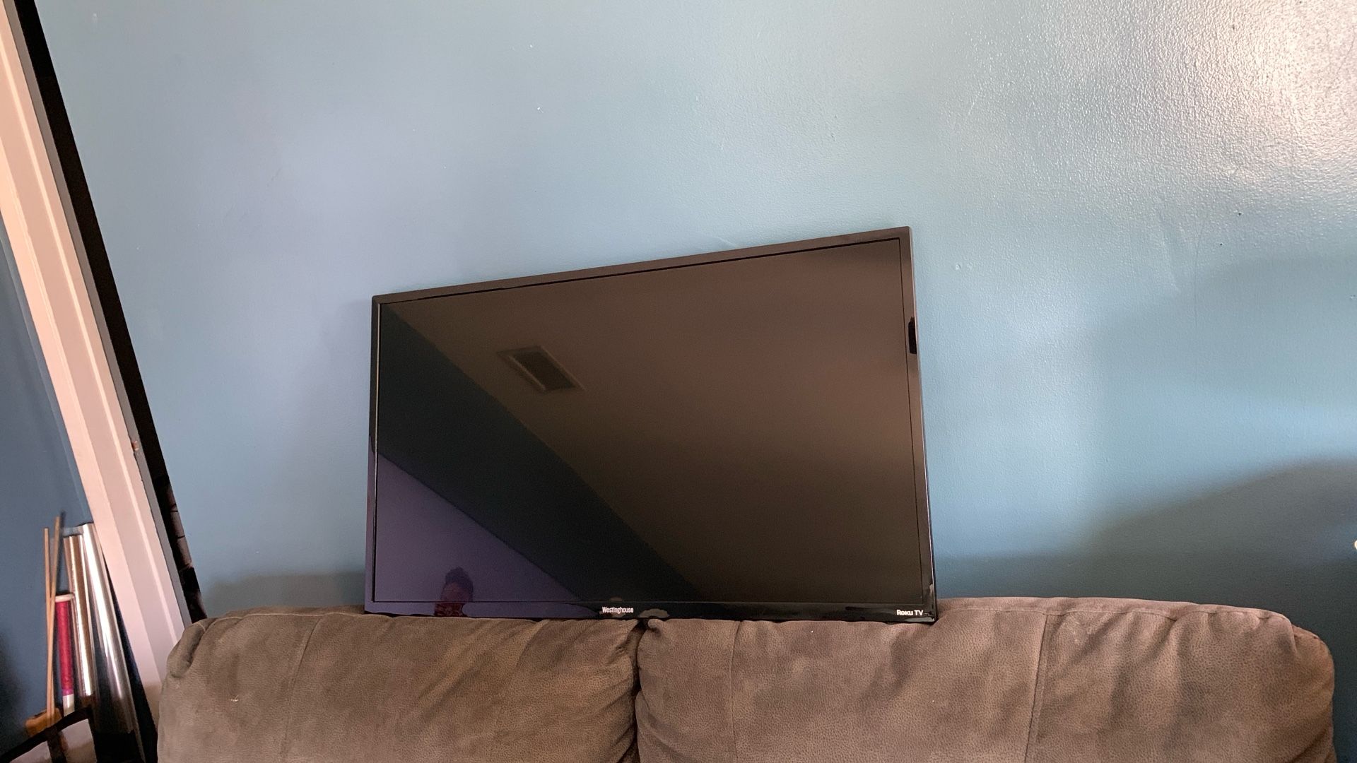 WESTINGHOUSE ROKU TELEVISION FLAT SCREEN 32 INCHES WITH ATTACHED TV MOUNT