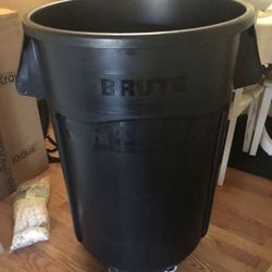 44 Gallon Brute Trash Can With Wheels