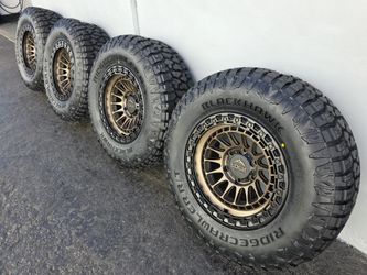 17" LOCK MOJAVE w- 33" Ridgecrawler RT tires