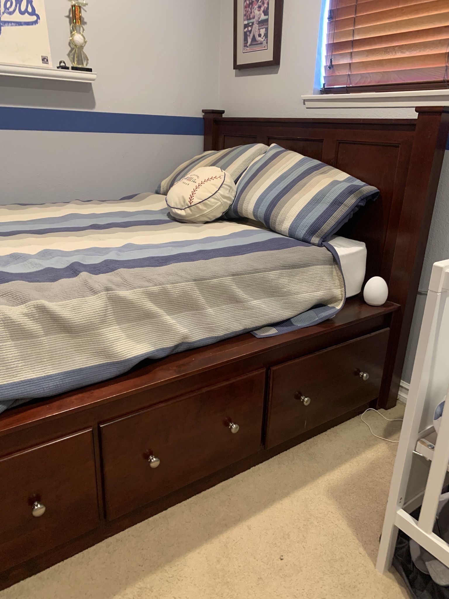 Full size storage bed (6 drawers) - Mahogany stained.