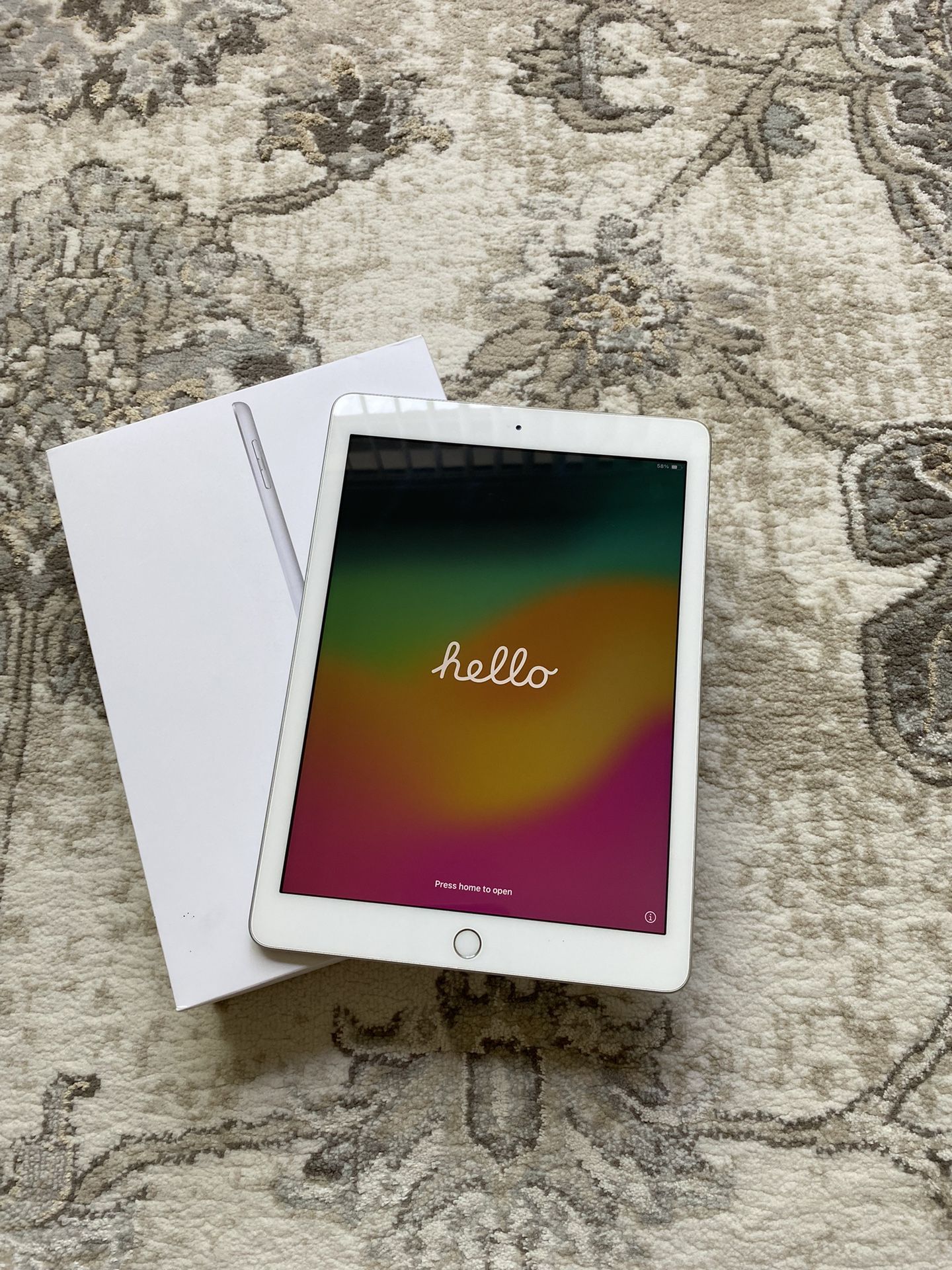 iPad 6th Generation (Works Great)