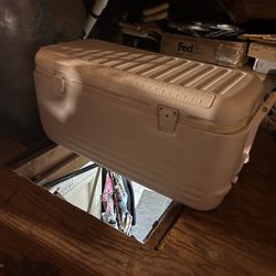 IGLOO 120 quarts cooler, 188 cans. White