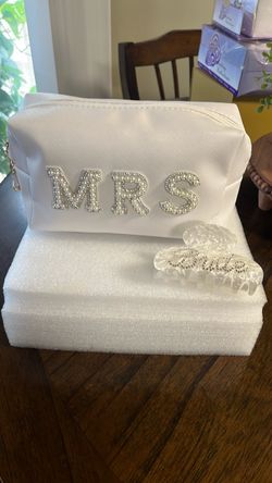 MRS Bride Makeup Bag with Hair Clip Set