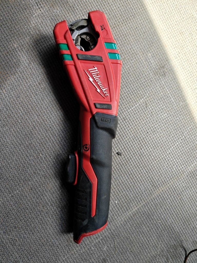 Milwaukee M12 Cordless Copper Tubing Cutter (Bare Tool