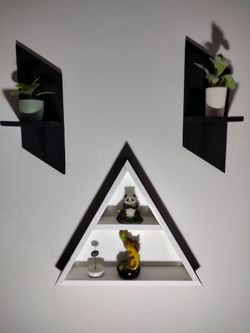 Black and white wall decor.  No accessories