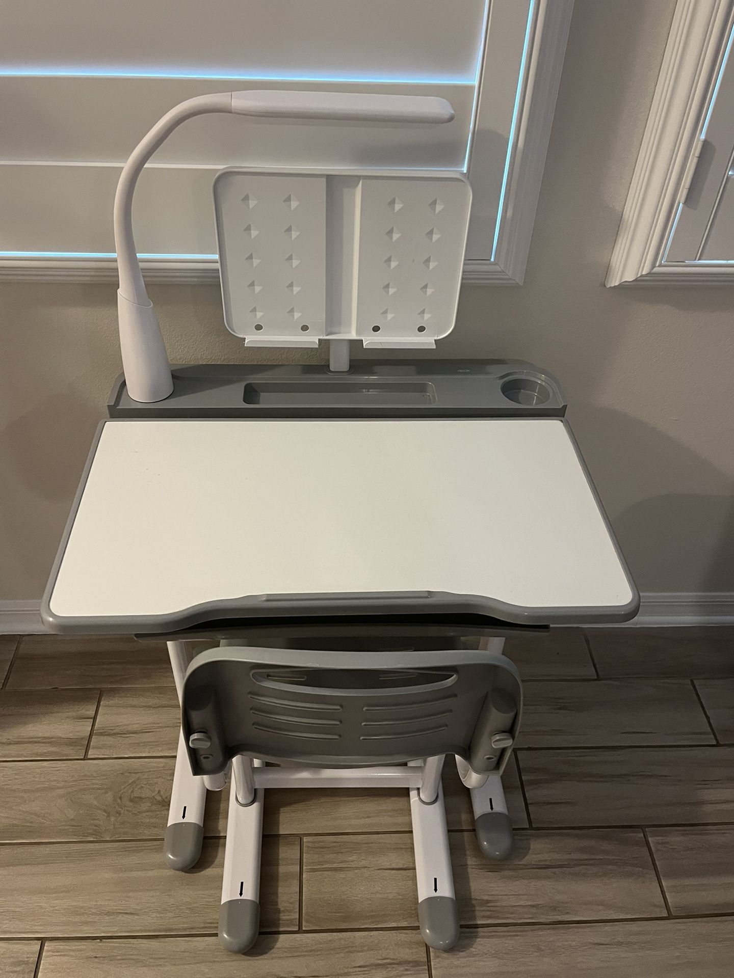 Mount-It! Kids Desk and Chair Set