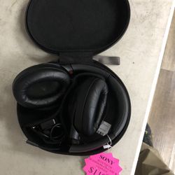 9609 Bluetooth Headphones In Case With Charger 1591594