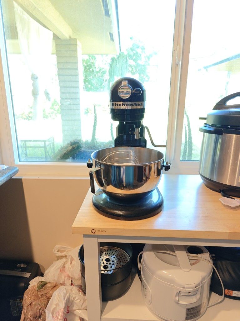 KitchenAid Stand mixer, Like New!