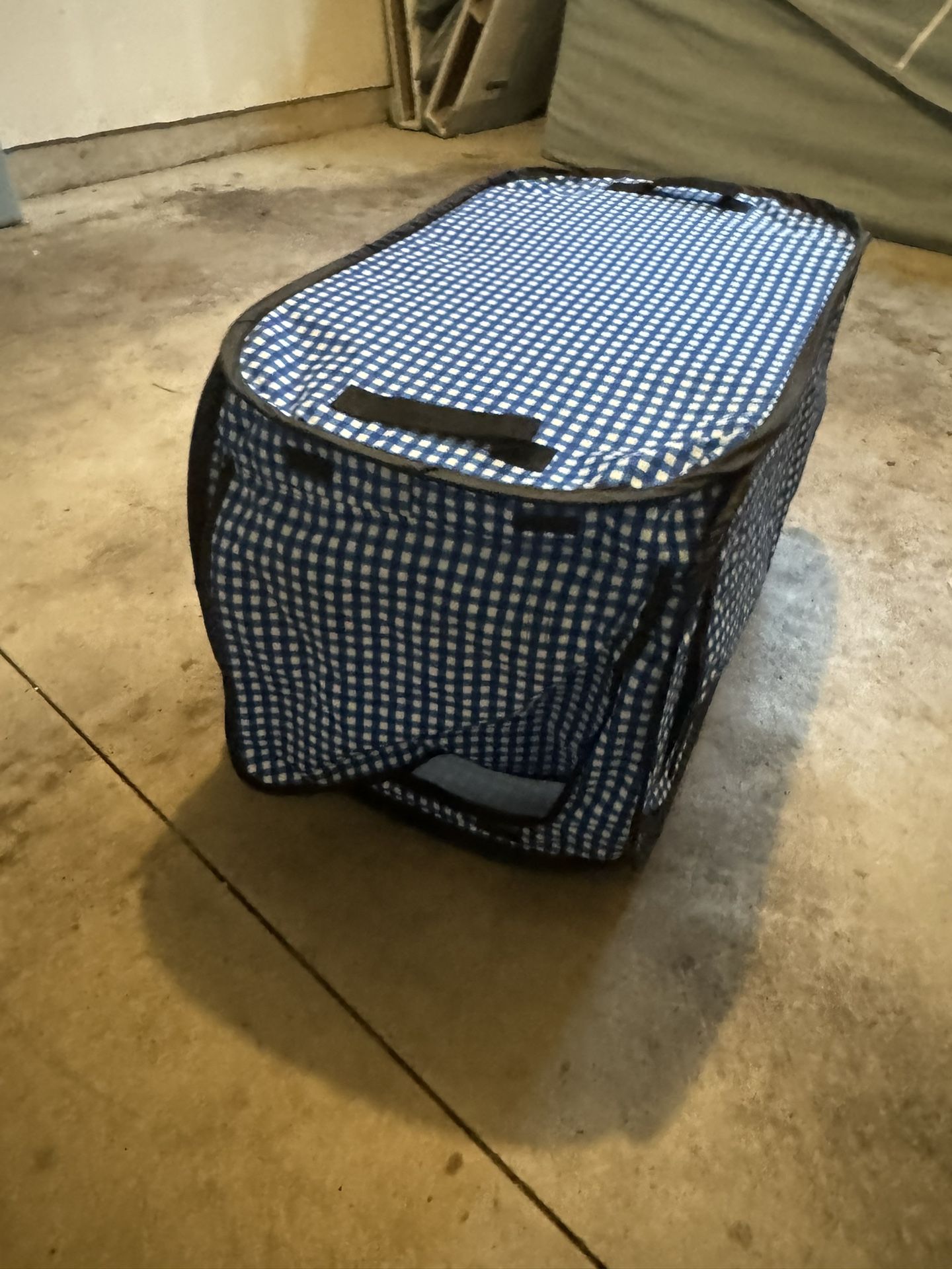 Pop up cat carrier
