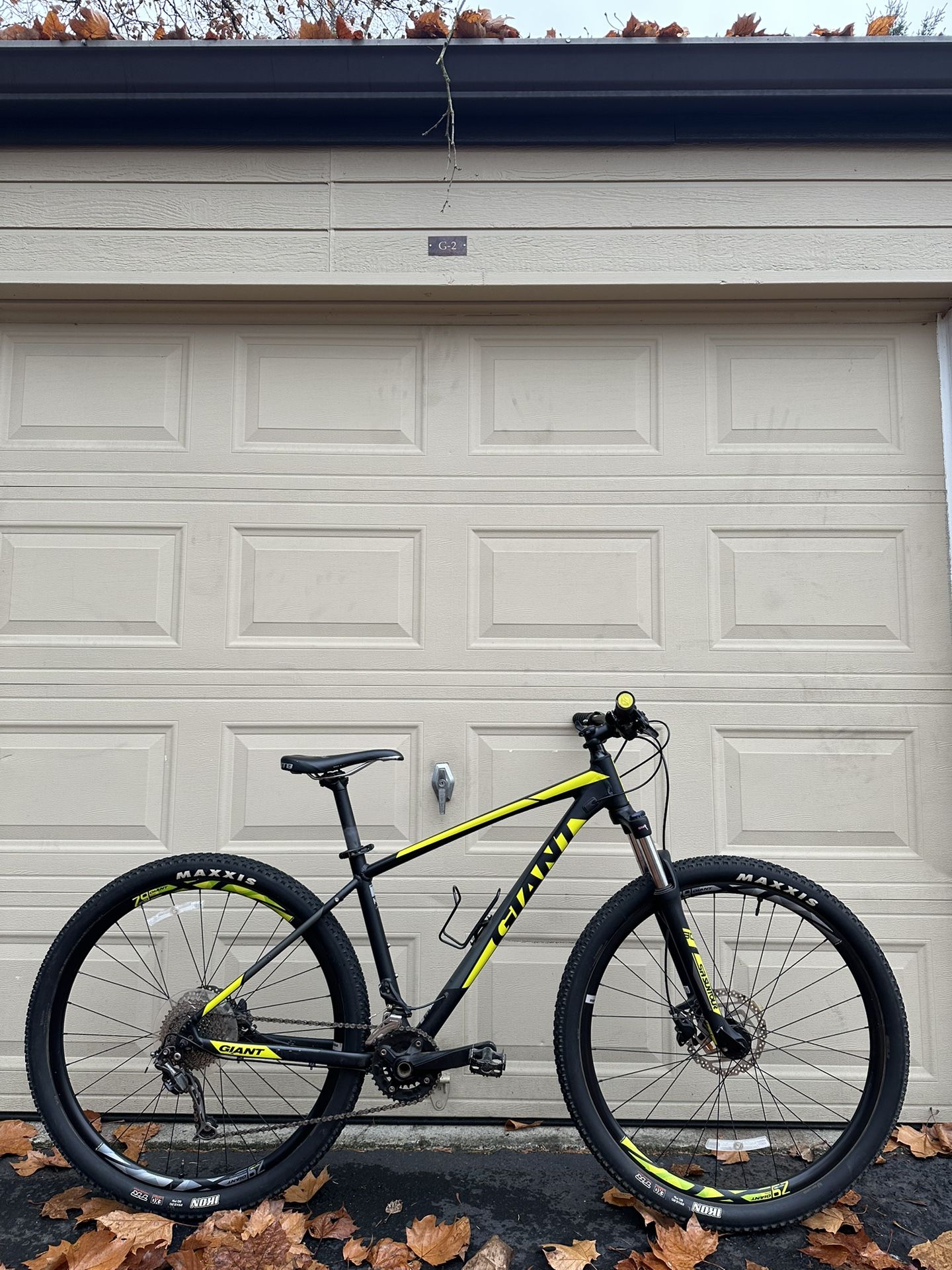 Giant Talon 2 – 29er Mountain Bike – Medium Frame - Shimano Deore - Trail Bicycle MTB