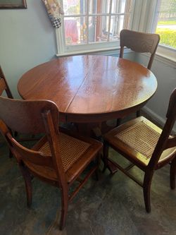 Round wood table