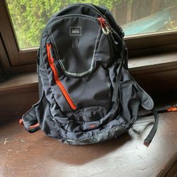 Nice REI Trail 25 Classic Backpack for Hiking or Commute with Hydro Pocket