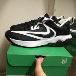 New Nike Giannis Immortality 3 Men Size 10