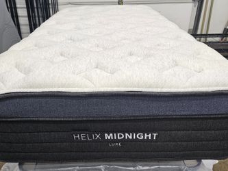 LIKE NEW! Helix Midnight Luxe Twin XL Mattress - Delivery Available