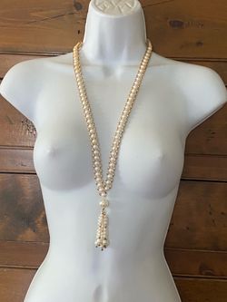 (BB5) Vintage Faux Pearls and Gold Tone Tassel Bottom Necklace