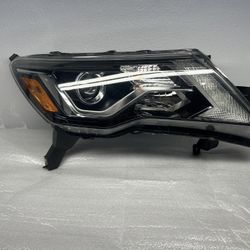 17-20 Nissan Pathfinder Passenger Side RT Headlight OEM 