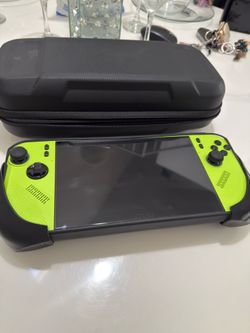 MSI Claw A8 1TB Neon Green