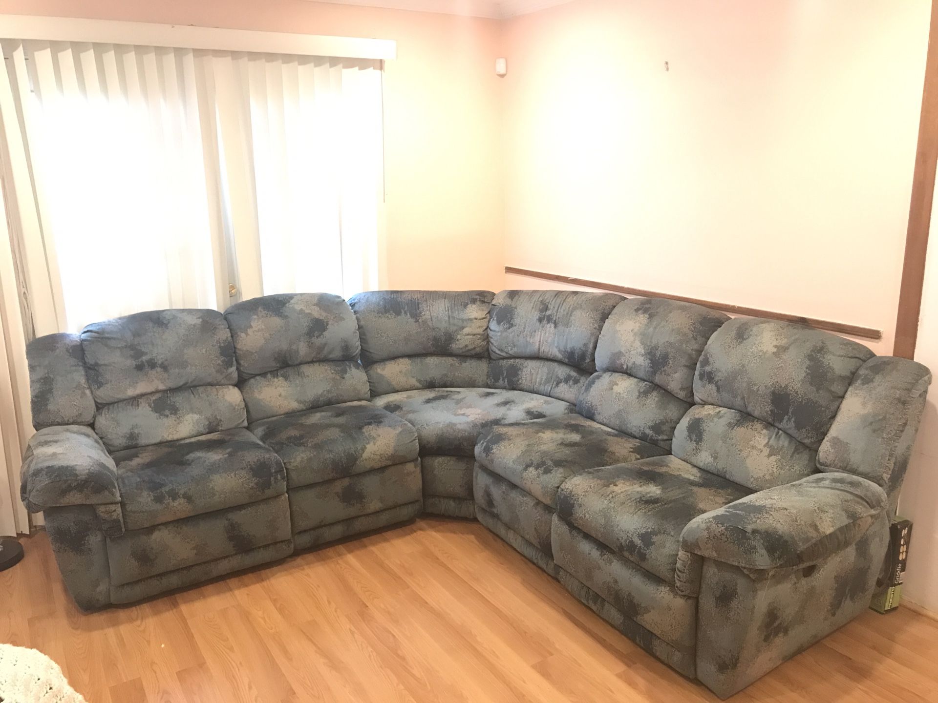 Reclining sectional couch