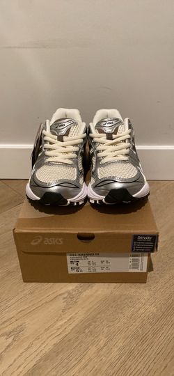 ASICS Cream/Black size 4