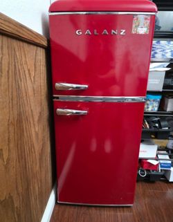 Galanz fridge & freezer