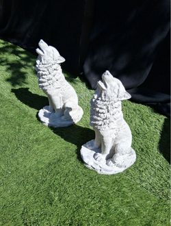 Wolf cement statue