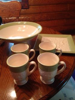 New Hallmark fruit bowl, plater and 4 matching mugs