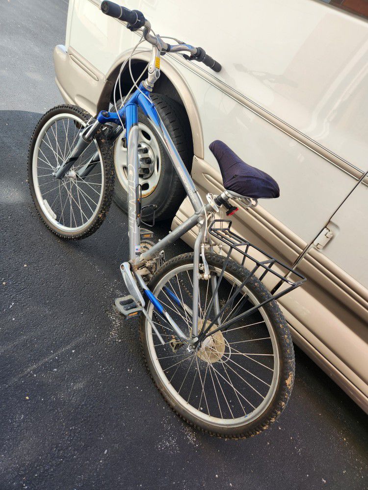 Giant Sedona DX Mountain Bike. 26 " wheels, 19 " frame