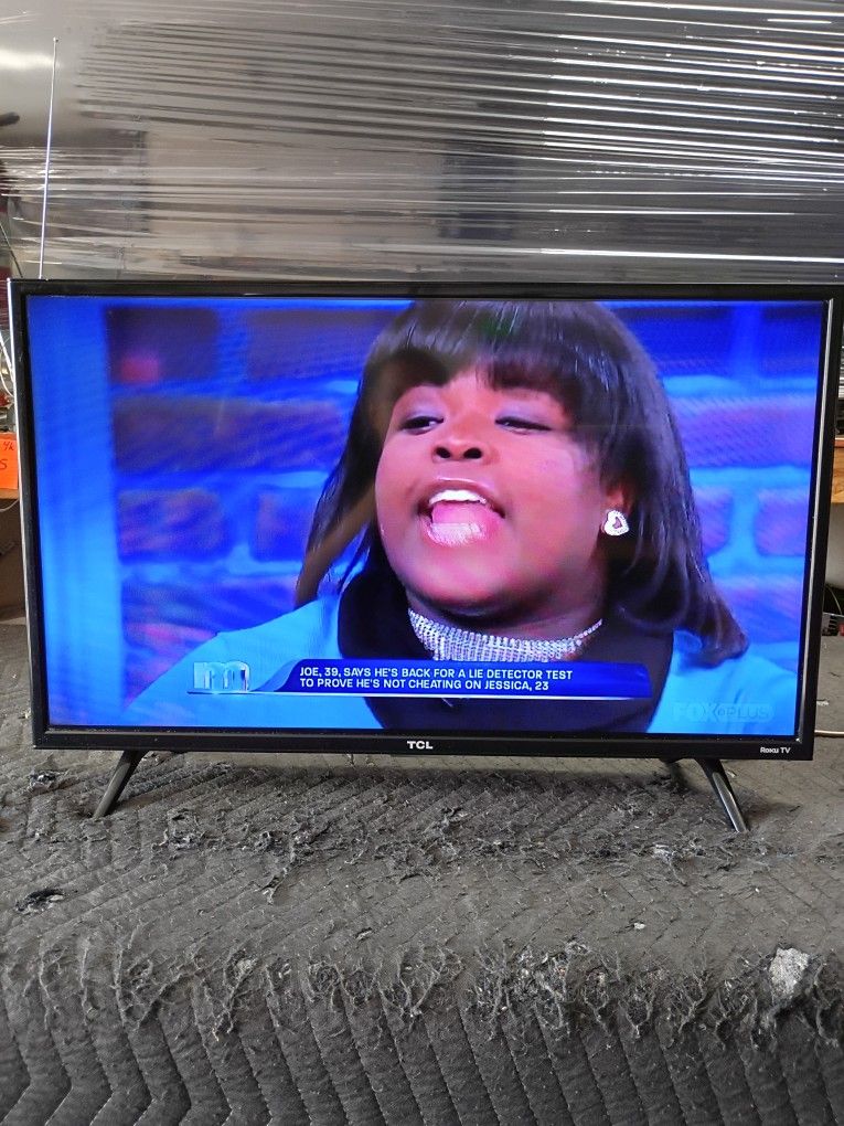 32 Inch TCL Roku Smart Really Nice Tv Comes With Remote Control Shows Great Picture Works Perfect Guaranteed