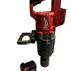 Milwaukee M18 FUEL 1” High Torque Impact Wrench + XC 3.0 Battery + 2” CR-MO Socket