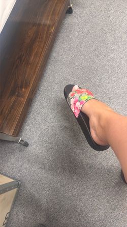 Gucci slipper size 8 women