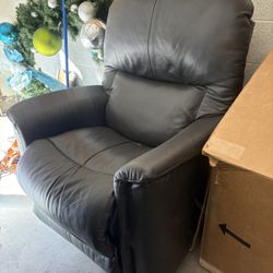 Brand New Lazy Boy Recliner With Lumbar And Headrest 