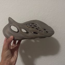 Foam Runner style size 4 US good condition