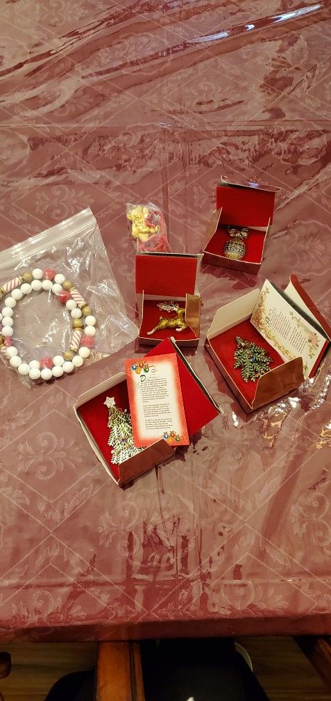 Vintage Christmas Pins And Necklaces
