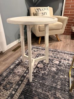 White Farmhouse Sidetable