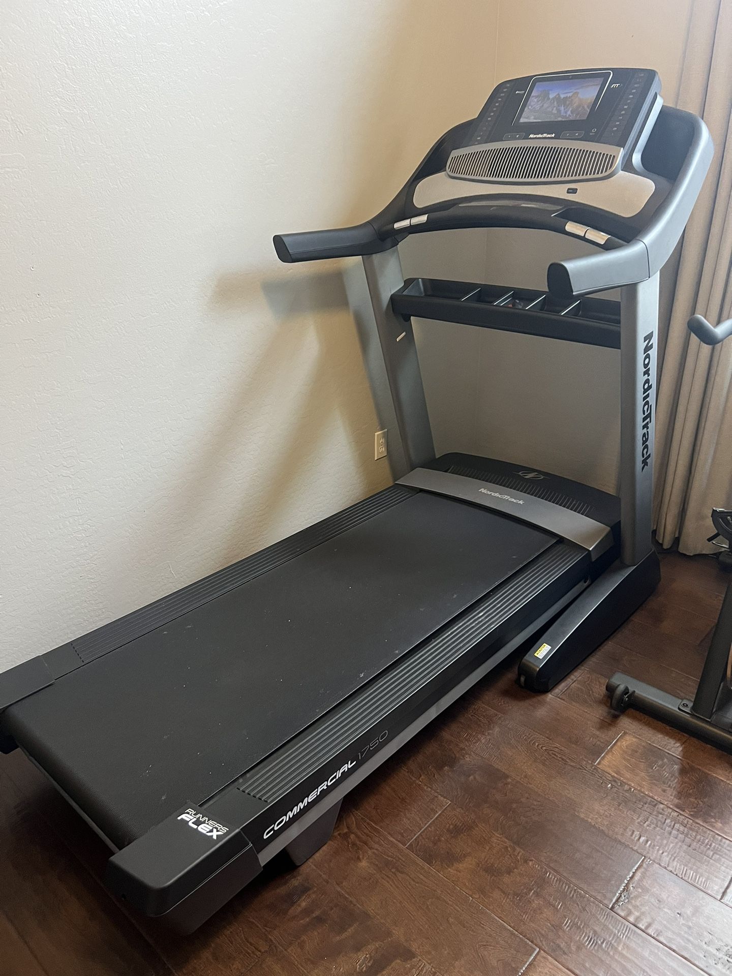 NordicTrack Commercial 1750 (Retail 2,299.00) for Sale in Scottsdale