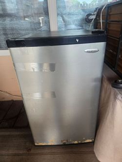 Vendo mini refrijerador bar presio modico,,,color plateado con negro