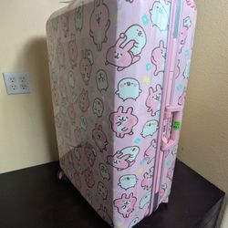 Adorable pink hard shell spinner suitcase in solid usable condition.