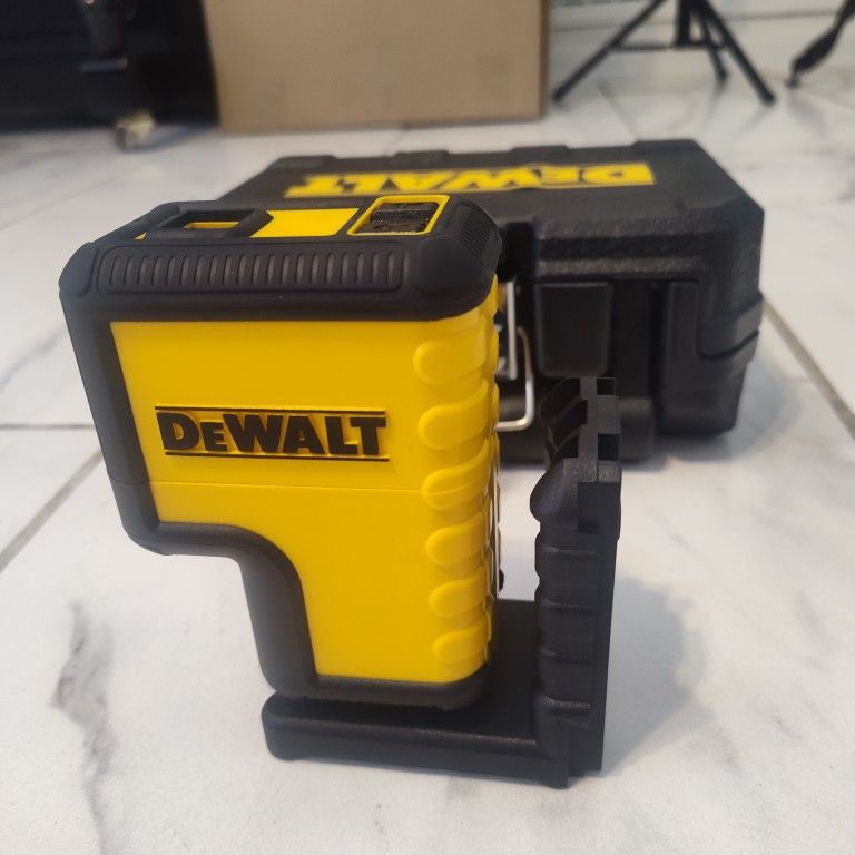 DeWalt 100 ft. Red Self-Leveling 3-Spot Laser Level