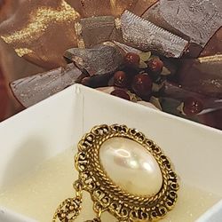 #1502, GORGEOUS VINTAGE BROOCH , MOTHER OF PEARLS. 1.1/4"IN
