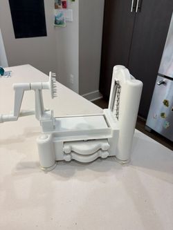 White Vegetable Spiralizer with Hand Crank