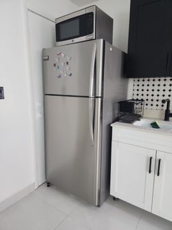 Refrigerator full size 18 cu.ft.