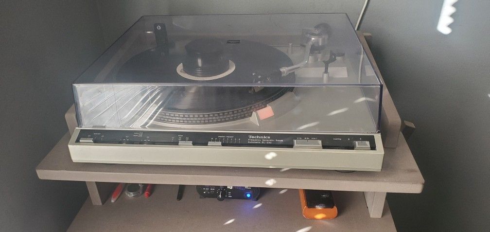 Technics SL-230 Automatic Turntable