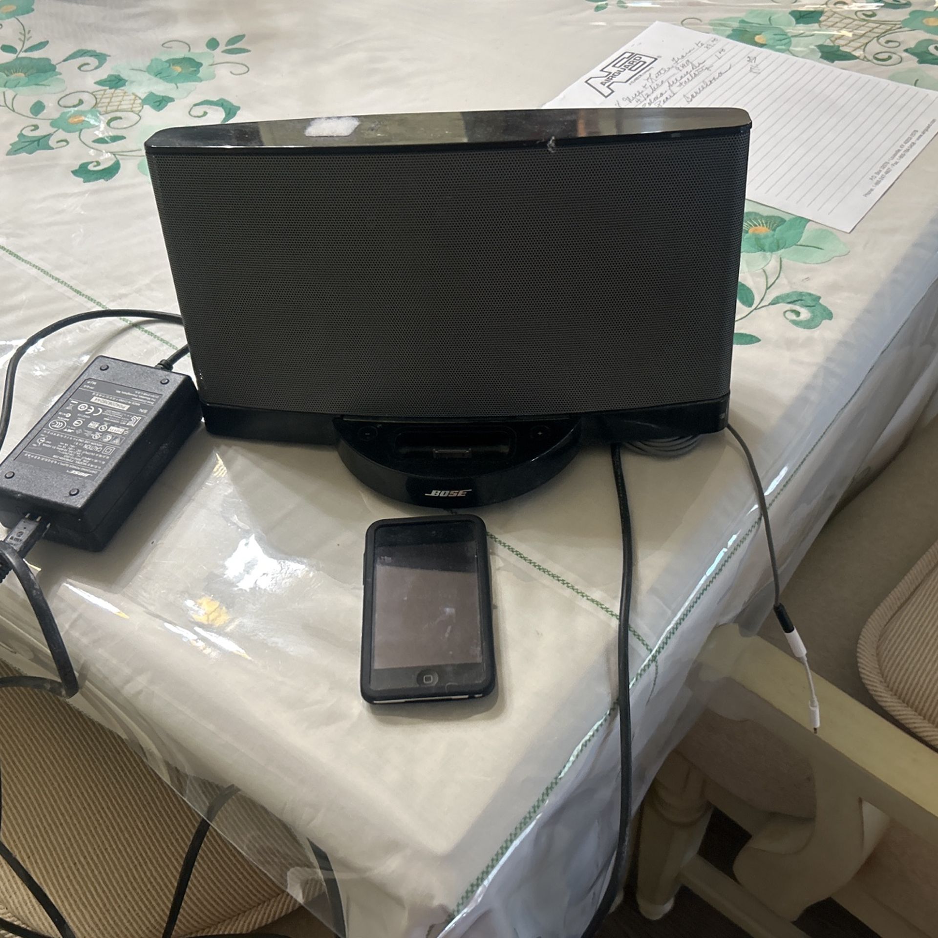 Bose iPod Speaker With Small Music iPod