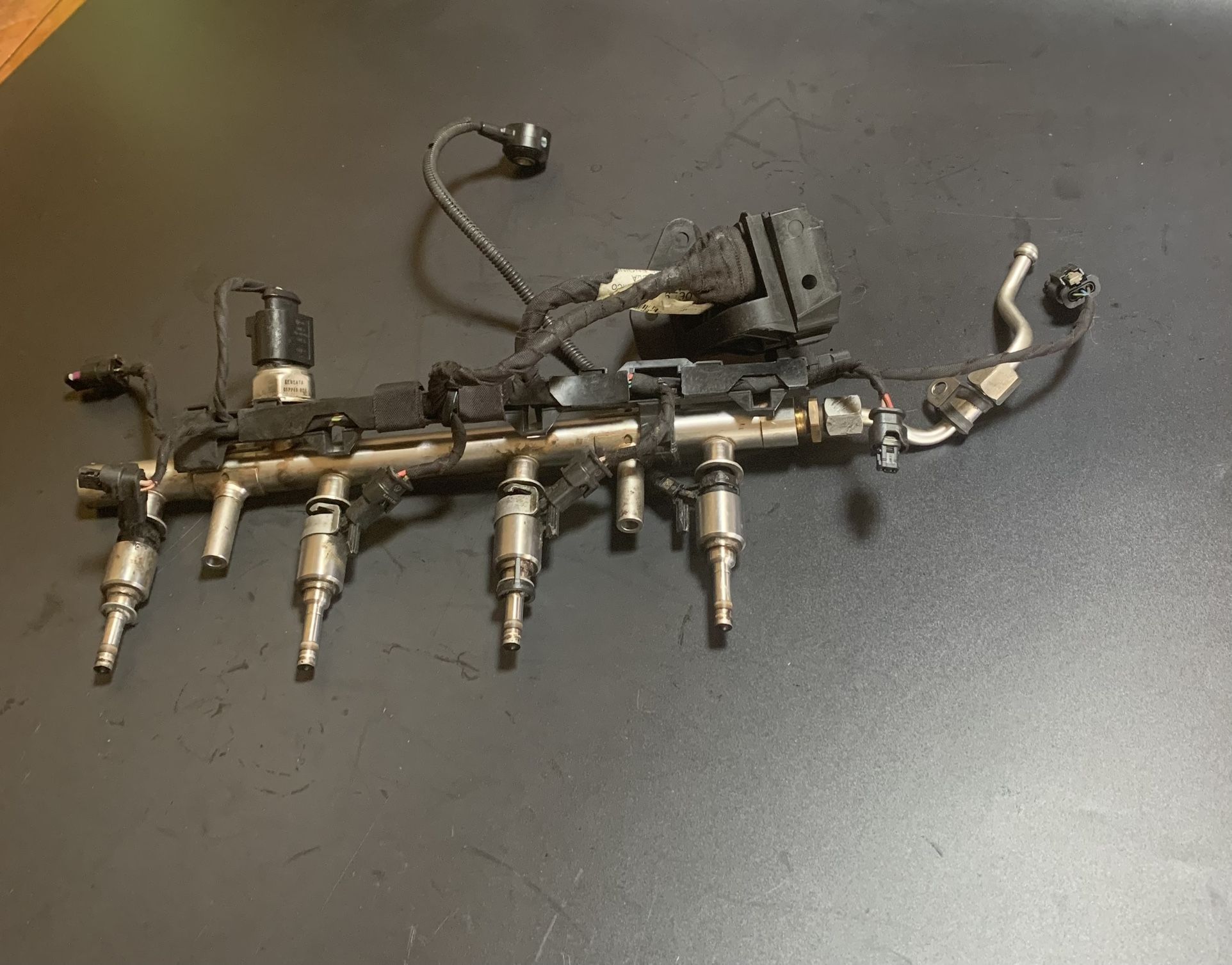 15-20 Audi TT A3 Quattro 2.0L Fuel Injector Rail w/ Fuel Injectors OEM 54k