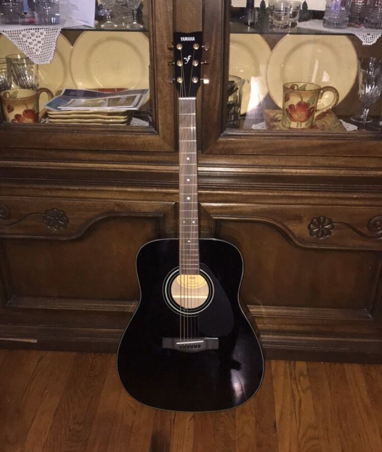 Yamaha F335 Acoustic guitar + guitar case