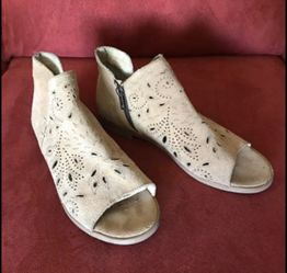 Sandals Size 39 $10 McDowell and Hayden