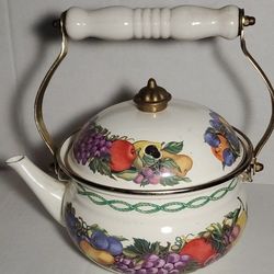 Vintage Tea Kettle In Good Condition 