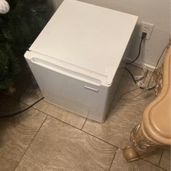 Mini Fridge 